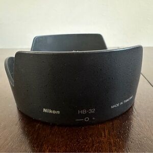 Nikon HB-32 Lens Hood for Nikon DX
Nikkor AF-S Lenses 18-70mm f/3.5-4.5G
Petal
